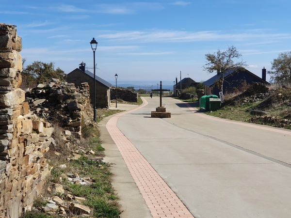 Foncebadón. Cross in the middle of the road