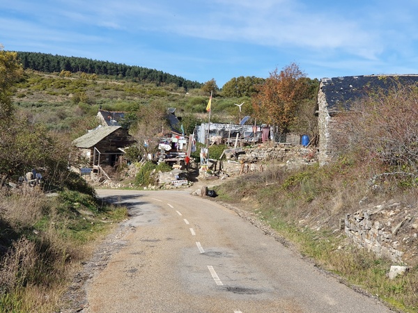 A crazy place offering prayers, healing etc at Manjarin 2 km after Cruz de Ferro. "No photos", it said, but I wonder if it was to protect the visitors. I wanted coffee but I did not want to go in there and get caught in a sales trick.