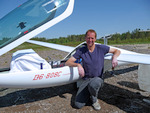 Claus foran DG-808C svævefly i Norge