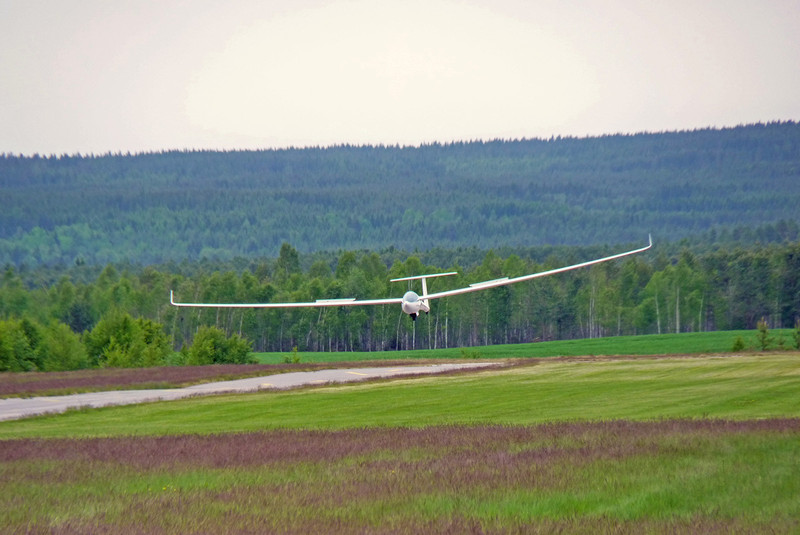 EA ved landing på bane 15 på Starmoen efter 6½ times flyvning den 1/6. Foto: Hans-Reiner Orth, Tyskland.