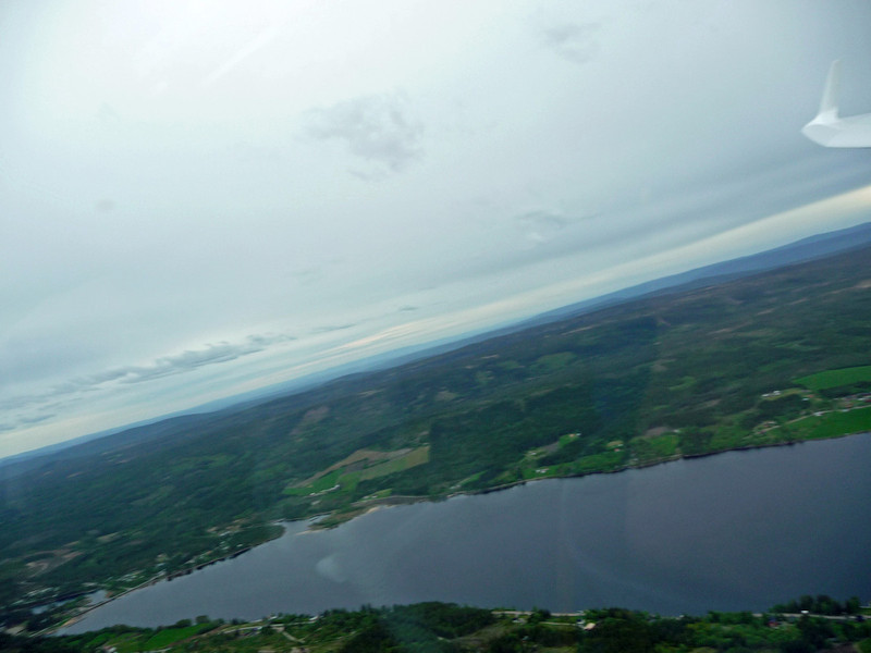 Enkelte landingsmuligheder ved sydspidsen af Osensjøen. Ikke meget gang i cumulus'erne her kl. 18.15