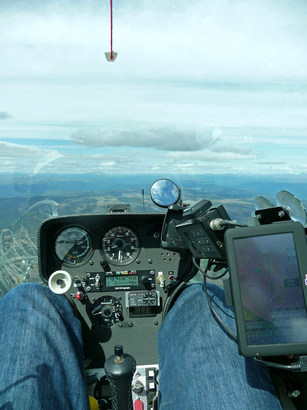 Ind under et cirrusbælte i den nordlige sektor (se PDA'en). Det gik ikke, og det var nødvendigt at vende skuden og fiske den op fra 1000 meter QNH, hvilket er tæt på fjeldkammens højde: Under den er det virkelig svært at få fat.