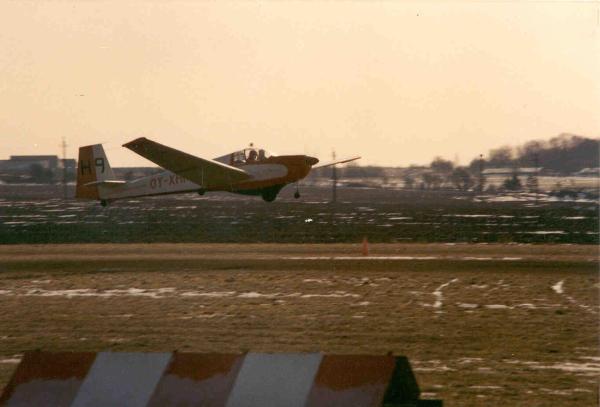 H9 - OY-XHI under take-off fra en snedækket Kirstinesminde