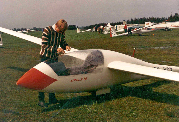 Ole Steen Poulsen nusser med Cirrus 75 (E6) på Arnborg.