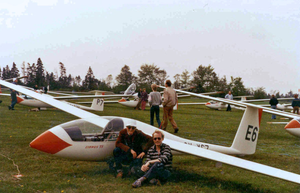 Rehne Andersen og Ole Steen Poulsen foran Cirrus 75 (E6) i startfeltet til Arnborg Åben