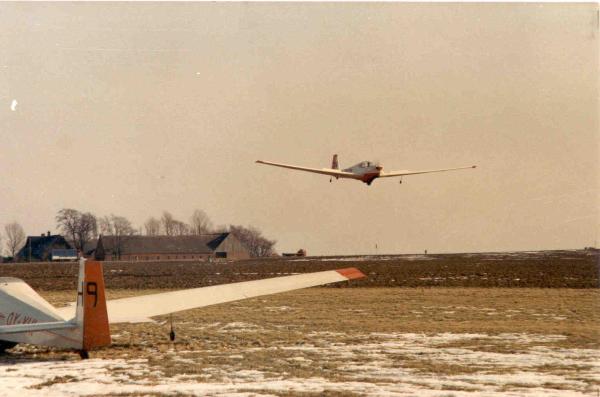 Tandem Falke (OY-XJB) under anflyvning til snedækket Kirstinesminde