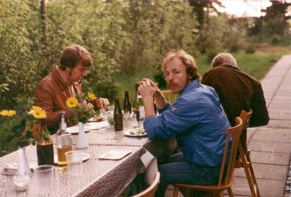 Jan Skytte og (Store) Jan Christensen m.fl. under grillparty på Arnborg