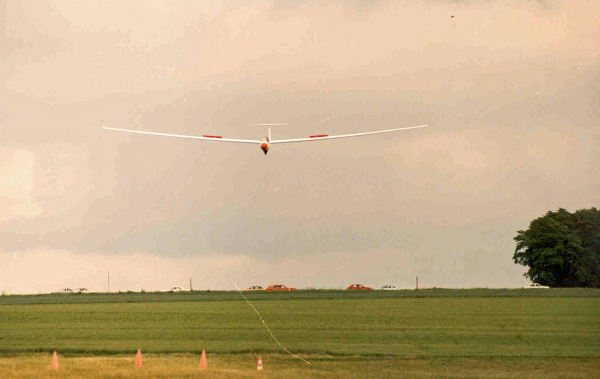 Nimbus II, OY-XOH (E5) på anflyvning til bane 25.
Bemærk bilerne, der altid holdt og kiggede på