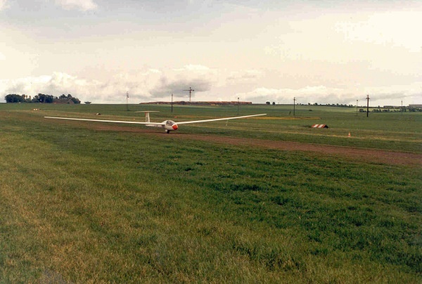 Nimbus II, OY-XOH (E5) under landing på bane 25 på Kirstinesminde.