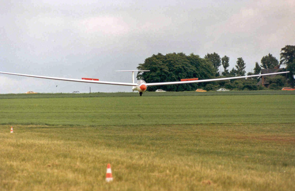 Nimbus II, OY-XOH (E5) under landing på bane 25 på Kirstinesminde. Bemærk bilerne på Randersvej.