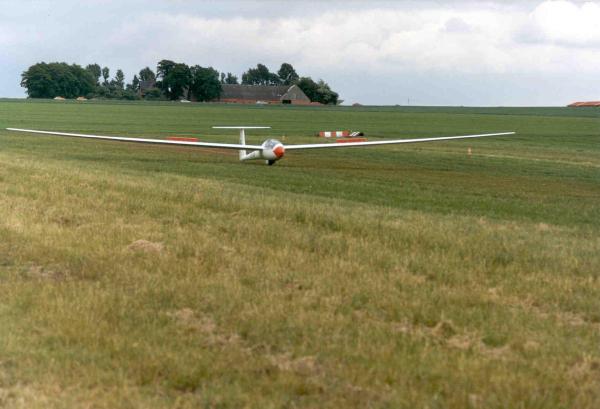 Nimbus II, OY-XOH (E5) under landing på bane 25 på Kirstinesminde. Bemærk bilerne på Randersvej.