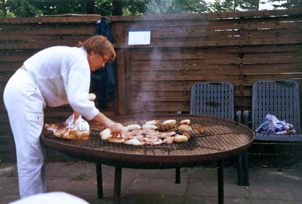 Jonna Thomassen steger bøffer på grillen