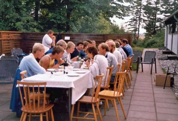 Grillparty på Arnborg. Peter Stig Hansen, Flemming Schneider, Uffe Edslev, Jesper Thierry, KA Hansen, Helle Jensen, Jan Skytte, Poul K Pedersen, Jonna Thomassen, Tommy ? m.fl.