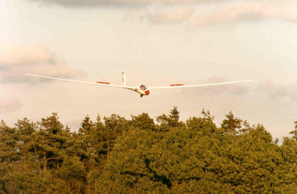Nimbus II, OY-XOH (E5) på anflyvning til bane 27 på Arnborg. Pilot: Erik Falkensten Andersen