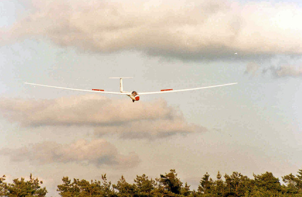 Nimbus II, OY-XOH (E5) på stejl anflyvning til bane 27 på Arnborg. Pilot: Erik Falkensten Andersen.