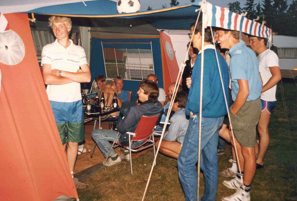 Hyggeaften i teltet. Jesper Storgaard, Michael Skydt Seierup, Peter Stig Hansen, Ivan Jensen, Per Guldmann, Peter Sejersen, ??, Flemming Schneider