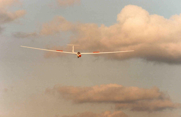 Nimbus II, OY-XOH (E5) på stejl anflyvning til bane 27 på Arnborg. Pilot: Erik Falkensten Andersen