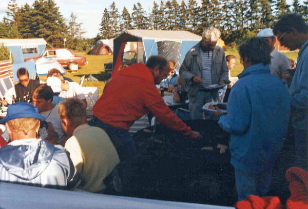 Hyggeaften på Arnborg. Flemming Schneider, Henning Yde, Henny og Peter Rasmussen.