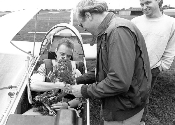Rehne Andersen giver Michael Nilling en solobuket.