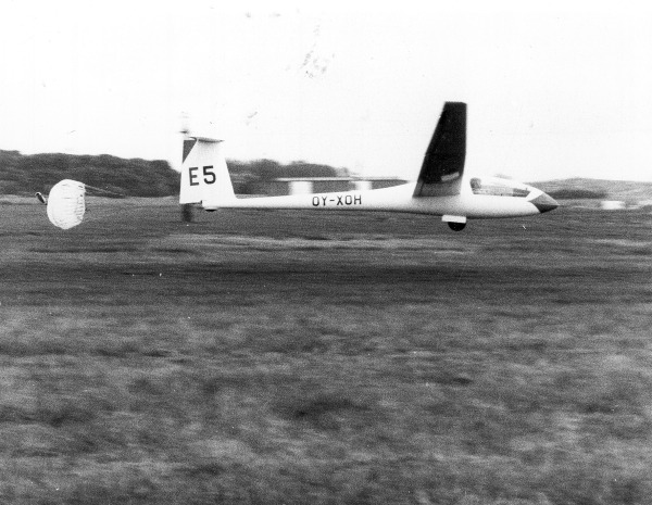 Jørn Askholm under landing i Nimbus med udfoldet bremseskærm på Kirstinesminde.