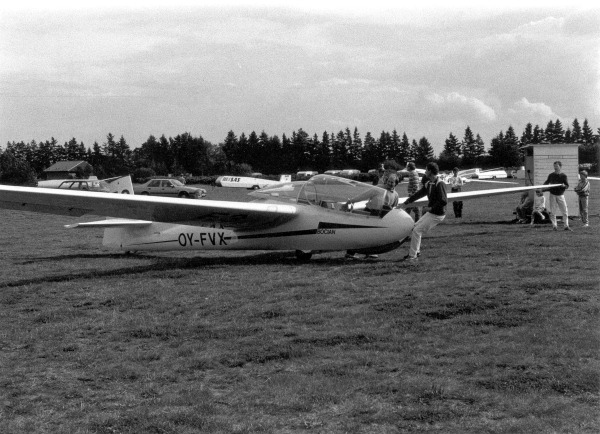 Claus Jacobsen og Jan Skytte trækker Bocian OY-FVX frem til start på Arnborg.