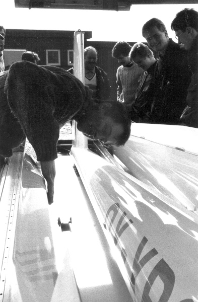 DG-300, OY-XPO (PO) netop ankommet. Claus Jacobsen beundrer den. Finn t. Andersen, Erik Falkensten Andersen, Jesper Thierry, Uffe Edslev, Per Guldmann