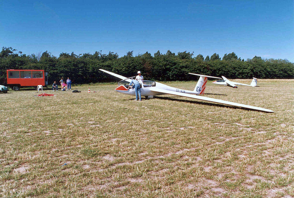 Twin Astir (E4) gøres klar til start fra bane 25 på Kirstinesminde i spilstart