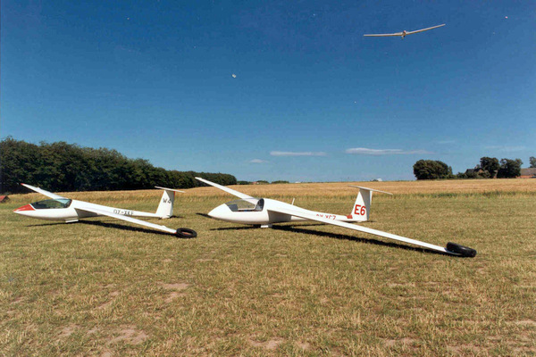 ASW-20F, OY-XKF (W4) og Cirrus-75, OY-XCZ (E6) på startstedet.