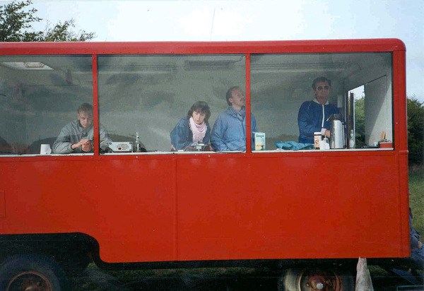 Morten Juul Christensen, Helle Jensen, Jan Skytte og Peter "Spejder" Rasmussen i den røde startvogn på Kirstinesminde