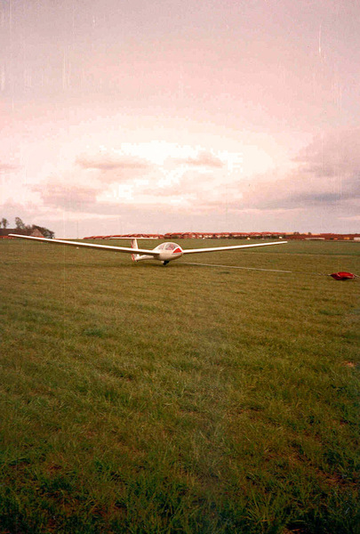 Twin Astir (E4) under take-off i spilstart fra bane 25