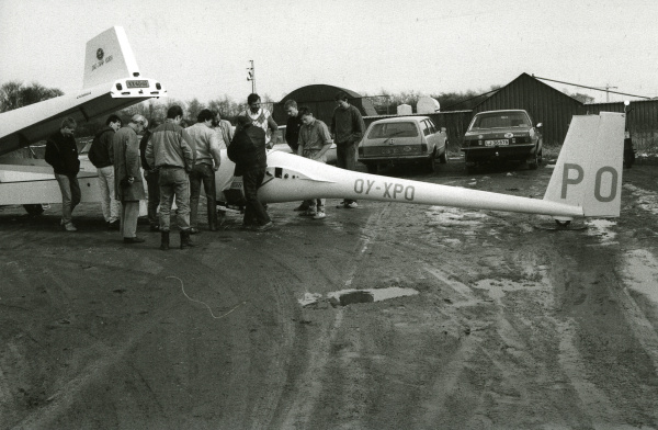 Splinterny DG-300, OY-XPO, netop ankommet til Kirstinesminde, omgivet af en flok mennesker, bl.a. Henning Yde og Erik Sørensen.Fotograf: Rehne Andersen