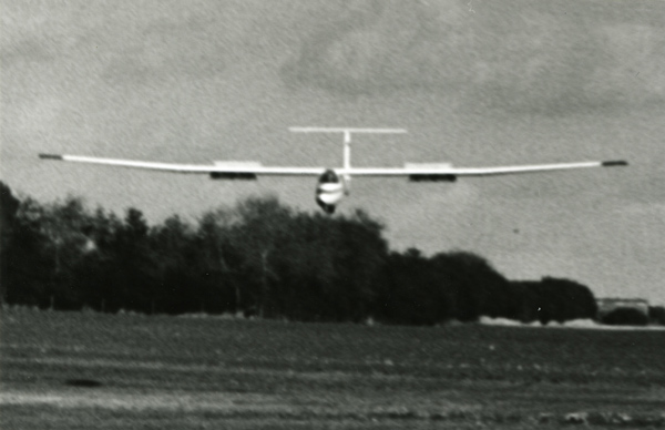 Pirat OY-DXR på landingsanflyvning til bane 25.