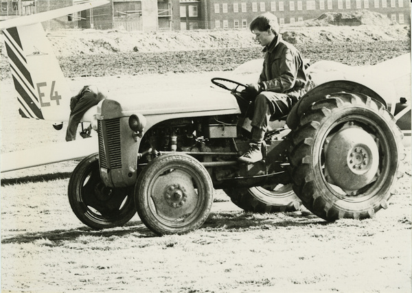 Michael Skydt Seierup på traktor foran Twin Astir