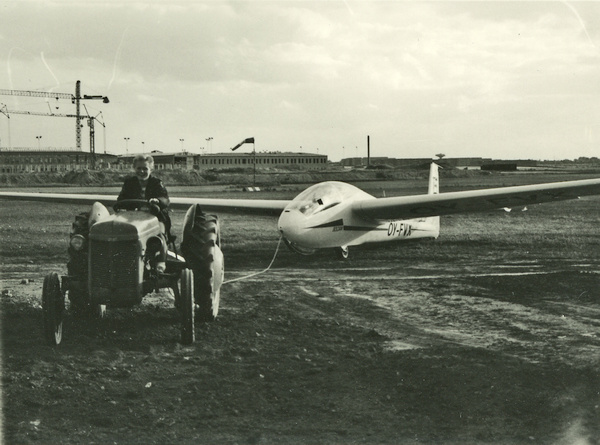 Jesper Thierry på traktor foran Bocian, OY-FVX