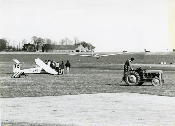 Twin Astir på anflyvning til bane 07. I forgrund Pirat og en masse mennesker.