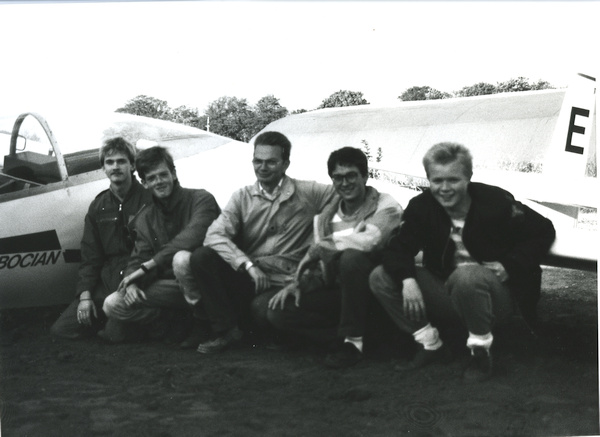 Peter Stig Hansen (?), Michael Skydt Seierup, Erik Zinck, Peter Sejersen og Jesper Thierry foran Bocian og gummihangar