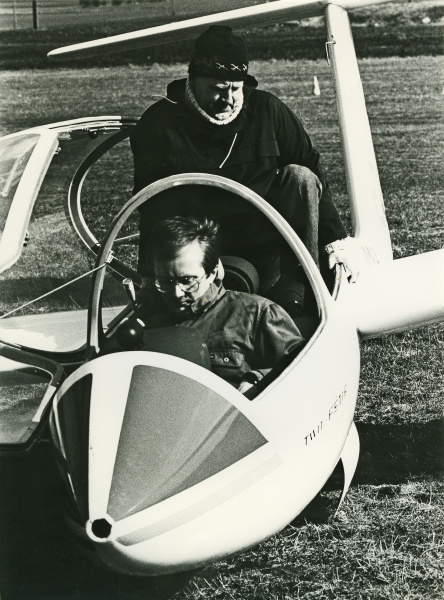 Vagn Toft og Allan Rasmussen i Twin Astir, OY-XJA. Kirstinesminde omkring 1985. Ukendt fotograf.