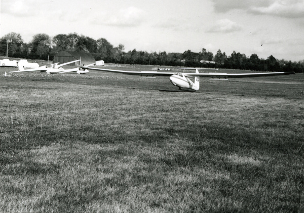 Pirat, OY-DXR, i landing foran klubhus. I baggrund Twin Astir og Astir Cs. Fotograf ukendt.
