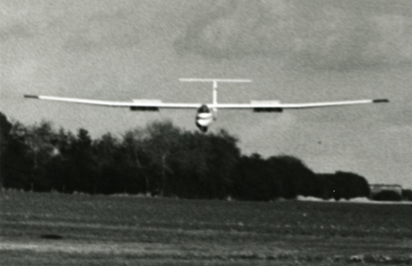 Pirat OY-DXR på landingsanflyvning til bane 25.Fotograf ukendt