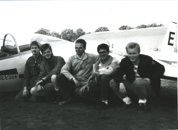 Peter Stig Hansen (?), Michael Skydt Seierup, Erik Zinck, Peter Sejersen og Jesper Thierry foran Bocian og gummihangar