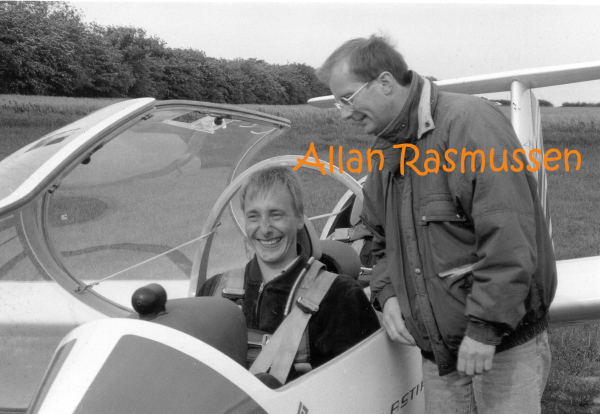 Smilende Allan Rasmussen instruerer glad passagerer i Twin Astir. Kirstinesminde omkring 1988.