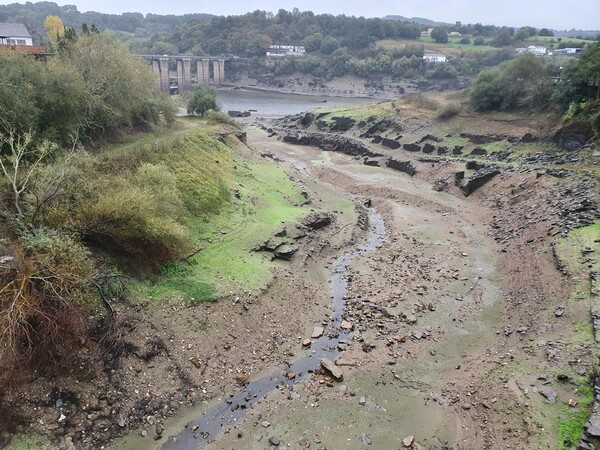 Dried out riverbed near Portomain (Rio Minho)