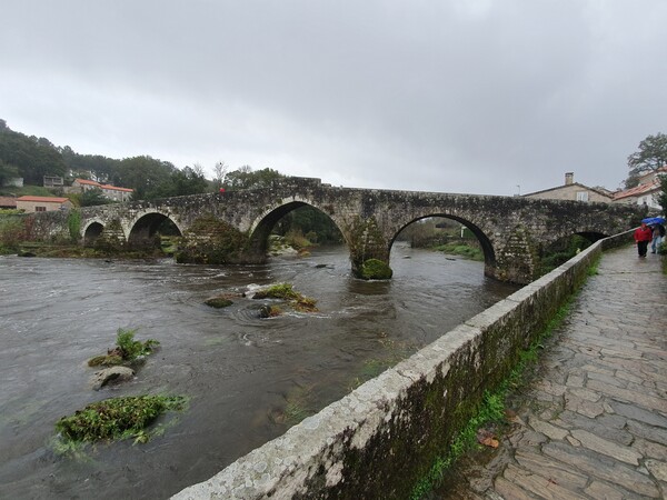 Ponto Maceira at river Tambre. Powerful water flow