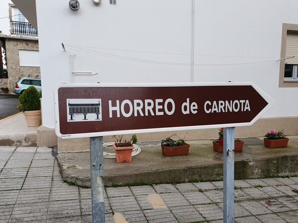 Sign leading to the largest Horreo of all. Food storage