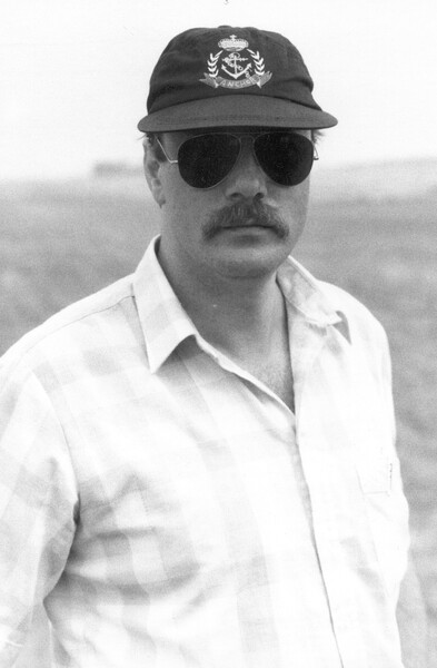 Portrætfoto af Rehne med kasket og flyverbriller i s/h