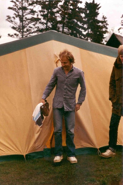 Jan Skytte og (lidt af) Ole Steen Poulsen foran telt