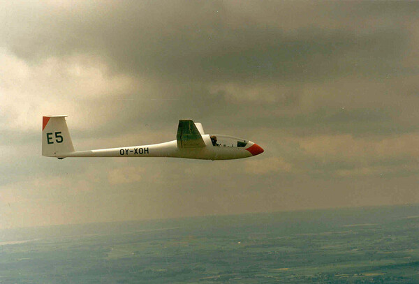Luftbillede af Nimbus II, OY-XOH E5, overÅrhus-området. Piloten er Jørn Askholm