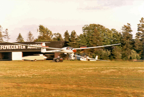 Nimbus II, OY-XOH (E5) under landing på bane 27 på Arnborg. Pilot: Erik Falkensrten Andersen. I baggrunden: Bocian OY-FVX