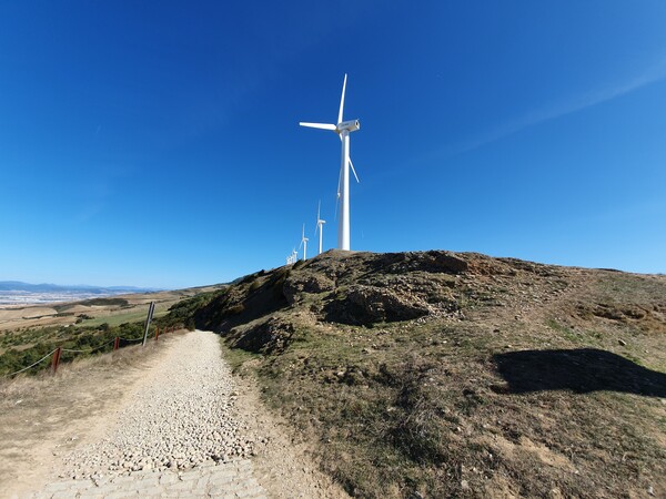 Lots of wind mills when mounting Alto Del Perdón