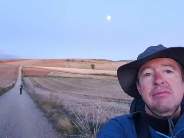 Just outside Ciriñuela in the morning cold at 08:06. The sun is starting to brighten the fields.